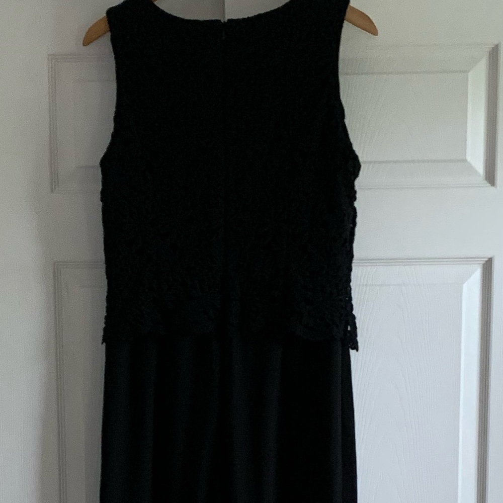 Black dress with embroidered lace detail - Picture 3 of 6